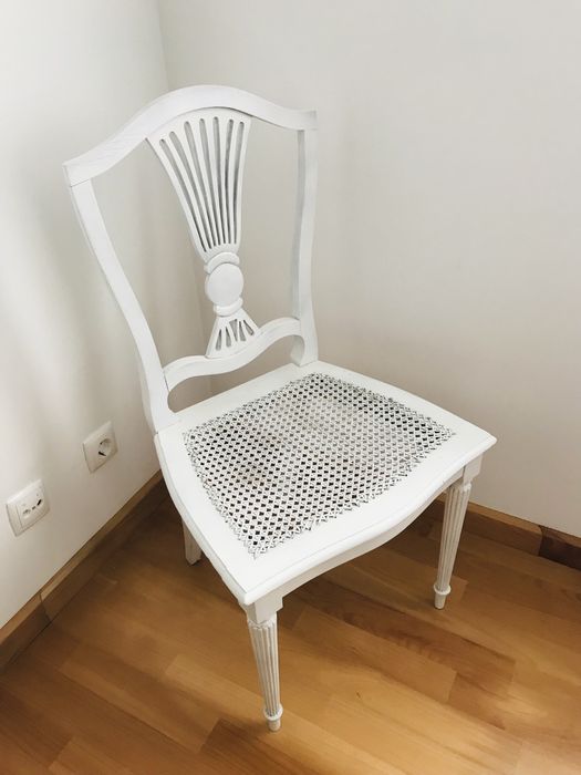 Cadeira branca vintage palhinha