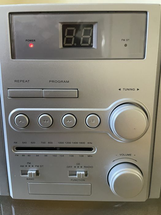 Музичний невеликий центр в чудовому стані.