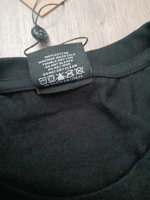 Stussy czarna koszulka z nadrukiem truskawkowym Nowy model rozmiar M