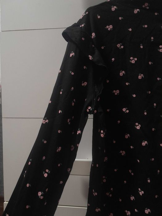 Блуза чорна з принтом квіточка з довгими рукавами