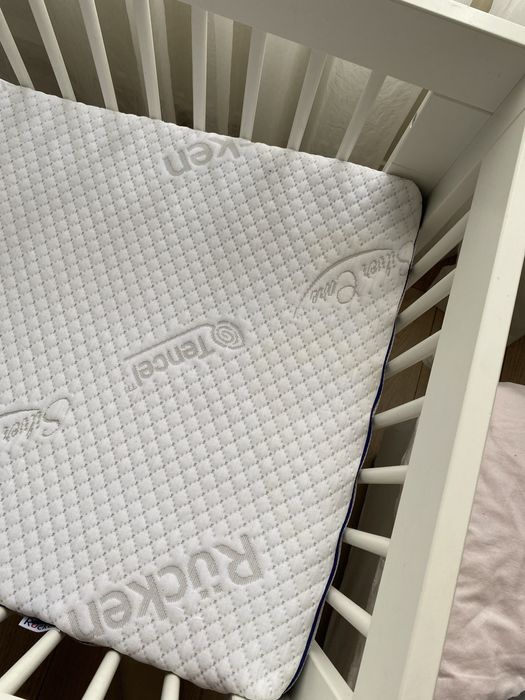 Łóżeczko Pinio dziecięce białe z materacem pościelą i karuzelą