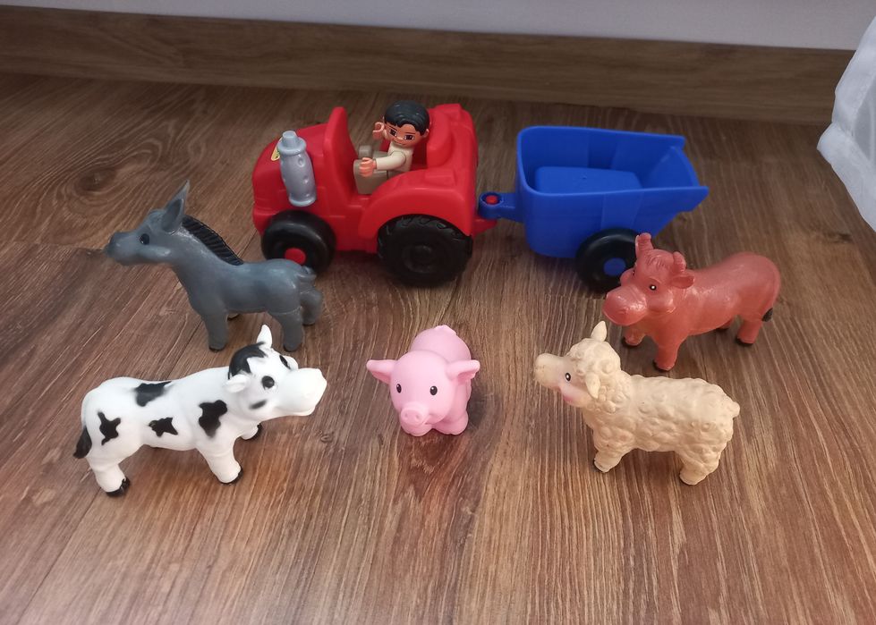 Traktor z przyczepą i zwierzątkami
