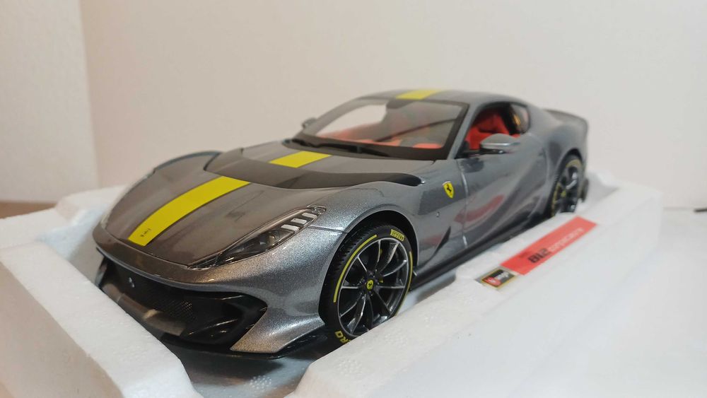 1/18 Ferrari 812 Competizione cz - burago Signature
