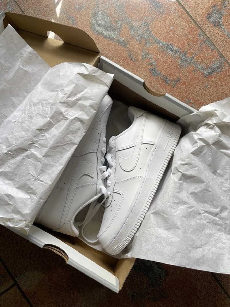 Białe buty Nike w rozmiarze 45, dostarczane w pudełku