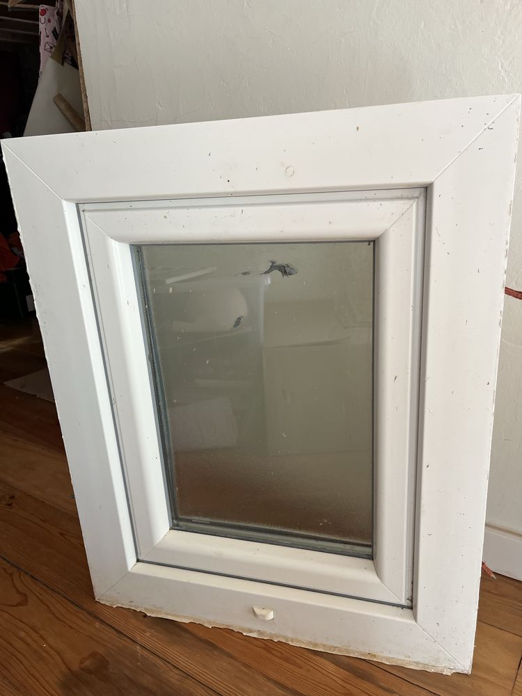 Janela pvc com oscilobatente e pedra
