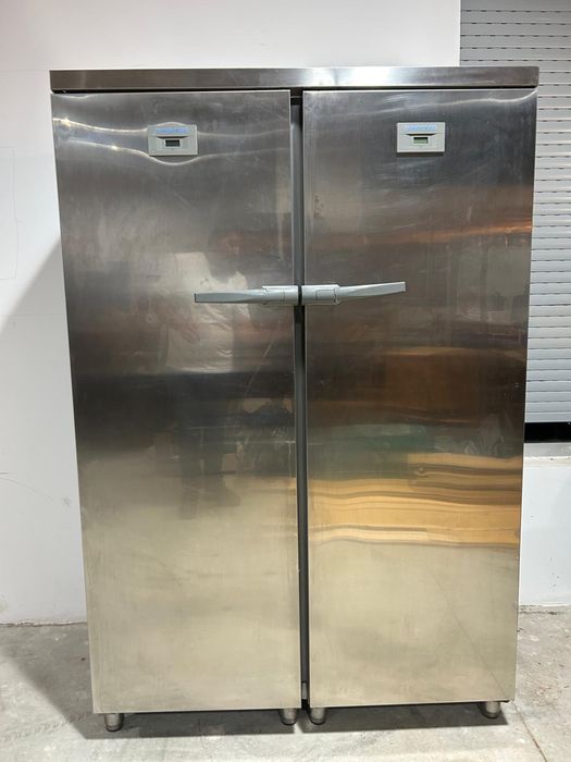 Congelador industrial vertical EUROFRED 350 litros, porta dupla.