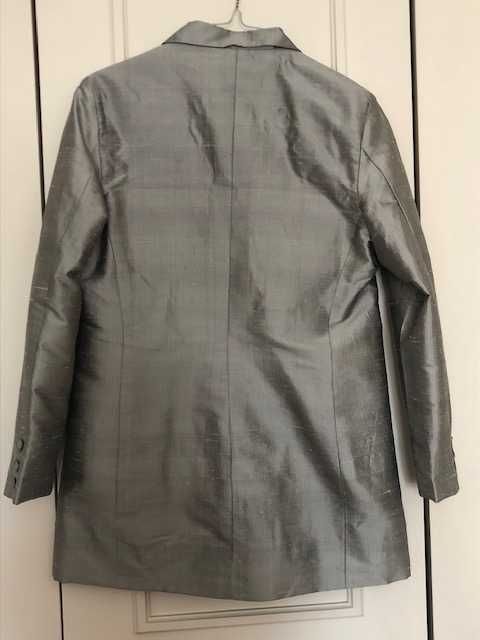 Blazer de senhora em seda de cor prateada, com discreto brilho