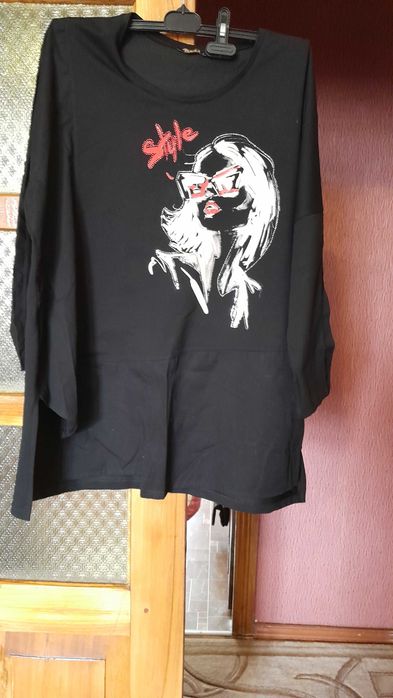 Світшоп, туніка розмір 52,новий,колір  чорний,принт