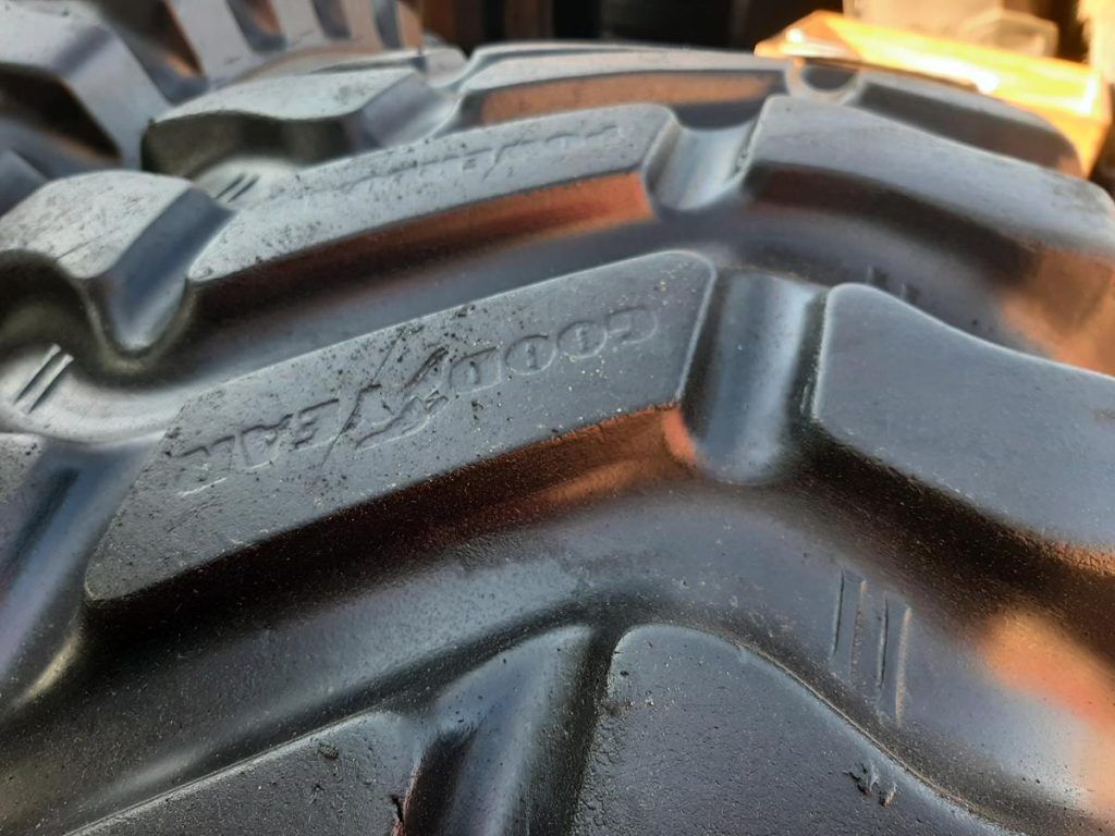 2x Opona używana przemysłowa 405/70R20 GOODYEAR 1000zł(szt.) W4322
