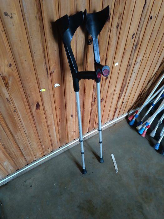 Kule ortopedyczne  regulacja 145–195 cm dla drobnej osoby  

Na sp