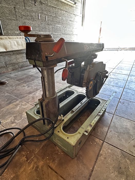 Serra circular de braço radial Dewalt