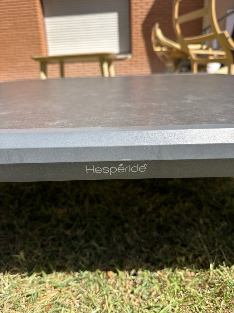 Mesa para exterior em vidro e metal  Fabricado na Alemanha.