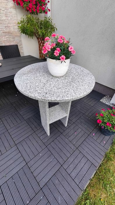 Stolik ogrodowy z granitu