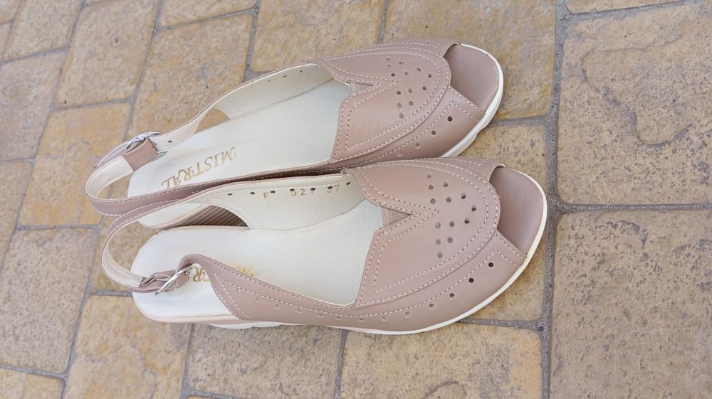 Босоножки на танкетке