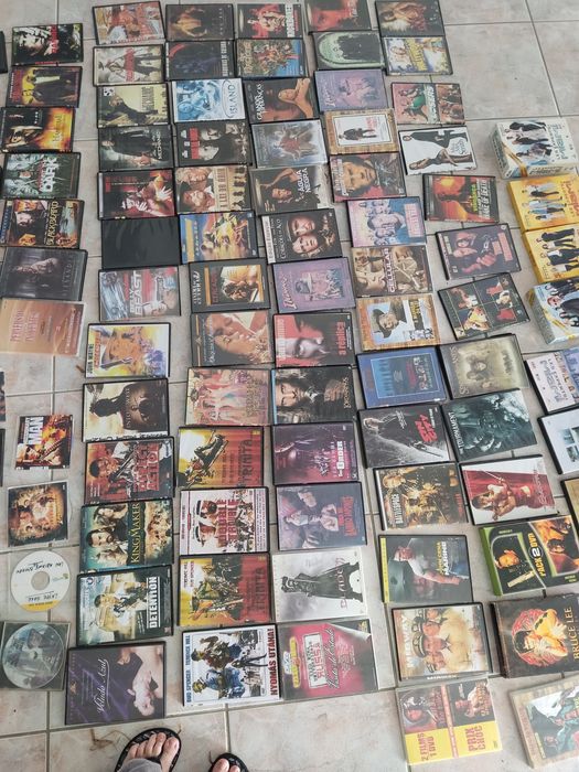Vendo DVDs de filmes