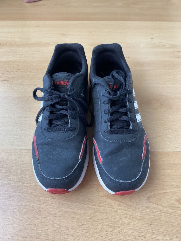 Ténis Adidas em bom estado