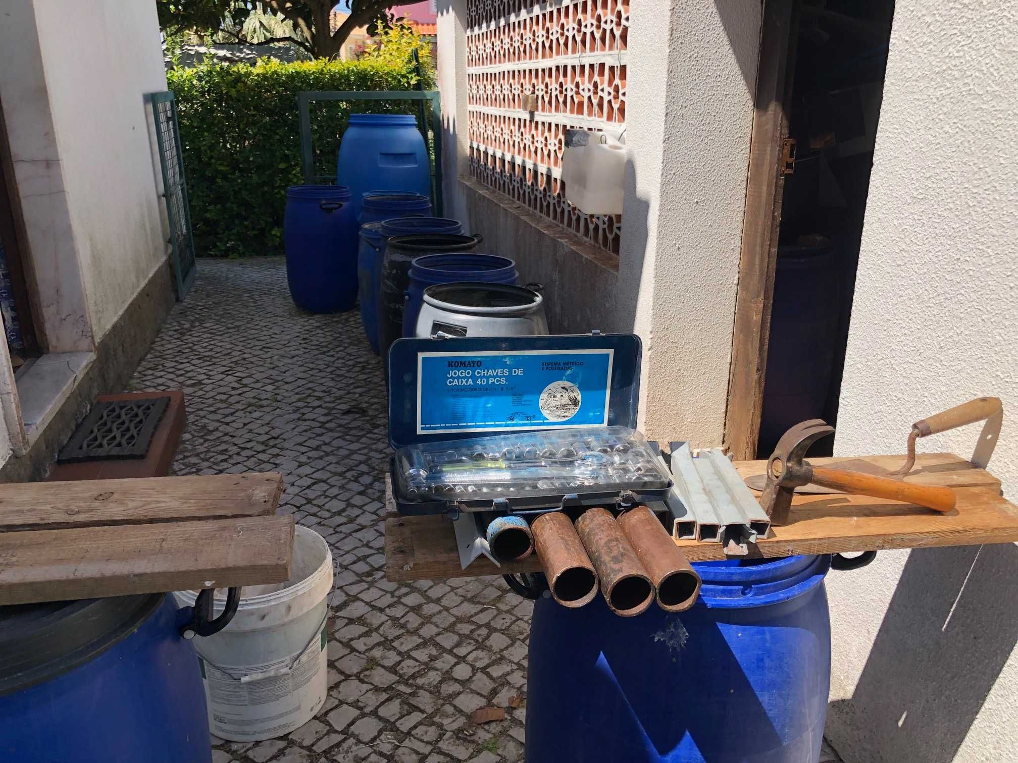 Recheio de contentor com ferramentas em bom estado e outros materiais.