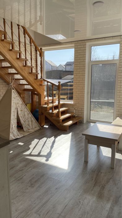 Будинок з гарним ремонтом та меблями в мальвничій Бучі