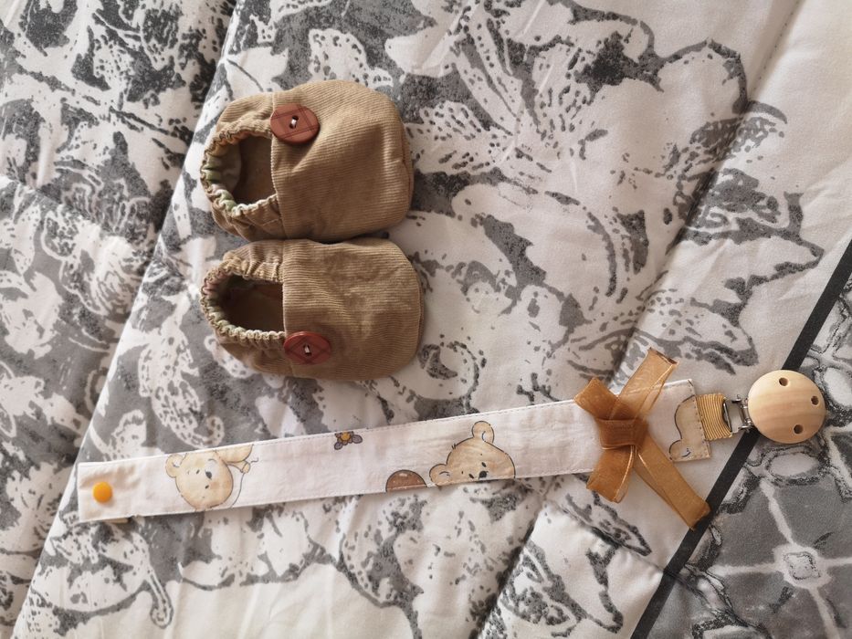 Sapatinhos + prendedor de chupetas