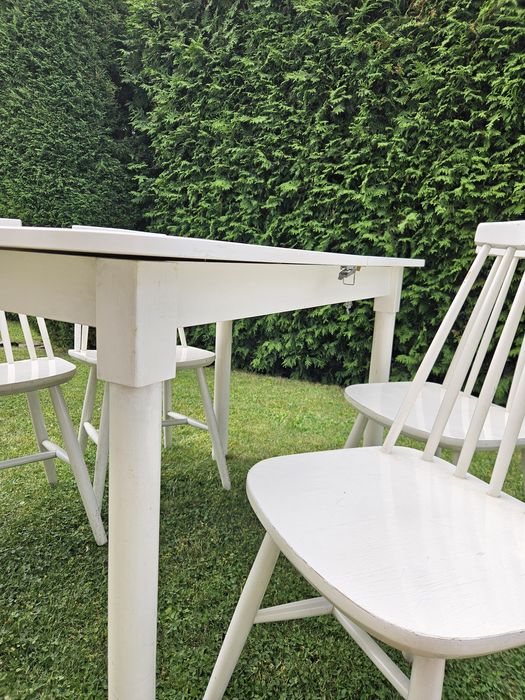 Stół rozkładany z krzesłami drewniany