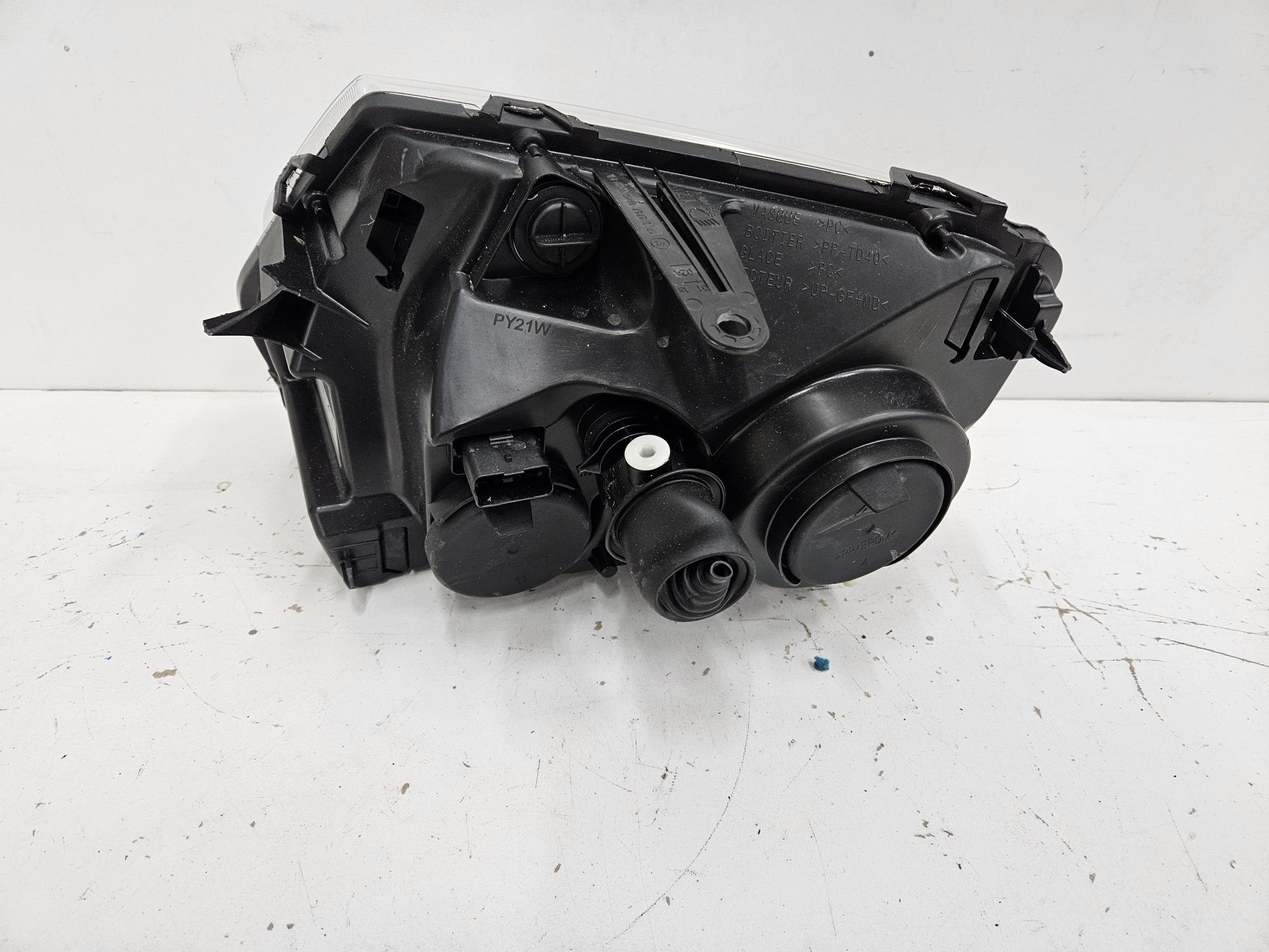 Lampa przód prawa Dacia Duster I