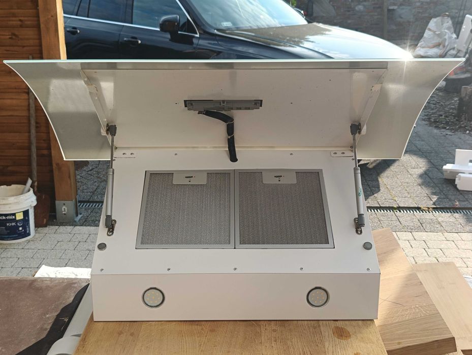 Zaokrąglony szklany biały okap kuchenny VDB DS9 90.