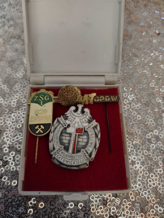 Odznaka i wpinki PRL