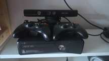 Konsola Xbox360 z kinektem i manetkami