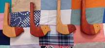 Conjunto de quatro cabides em pinho.