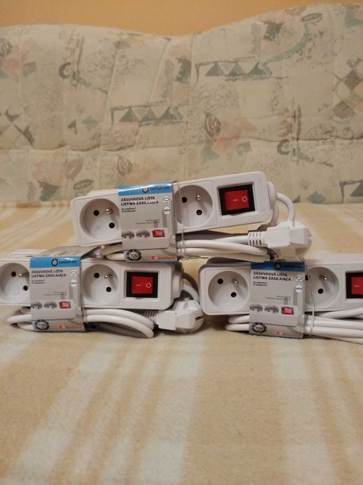 Przedłużacz 1,4 metra. Trzy gniazda z wyłącznikiem. Zestaw 2 sztuk.