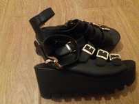 Sandalias pretas com fivelas