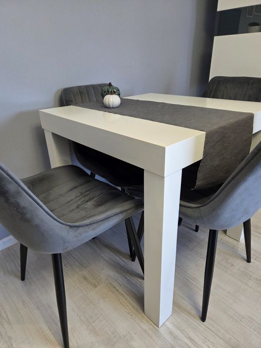 Stół drewniany, rozkładany biały. Rezerwacja