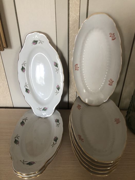 Посуд фарфоровий: тарілки, оселедочніци