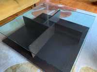 Mesa centro de madeira com tampo em vidro grosso.
