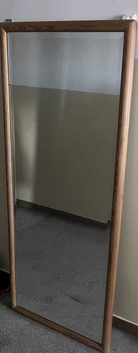 duże lustro z drewnianą ramą