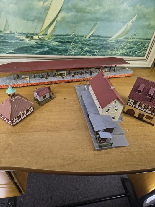 Zestaw budynków do makiety kolejowej – stacje, peron, domy, figurki