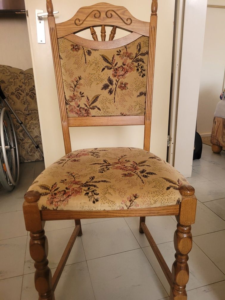 Krzesła z litego drewna toczone tapicerowane