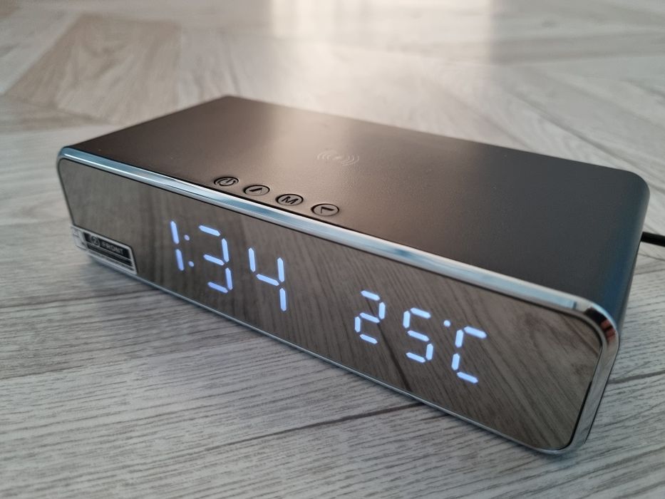 Класний подарунок! LED-годинник з бездротовою зарядкою, термометром (н