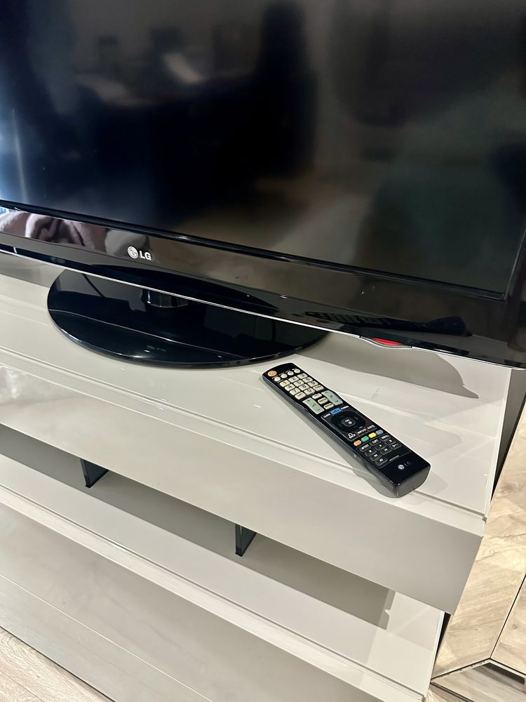 TV LCD 42” marca LG - com base giratória - Otimo estado