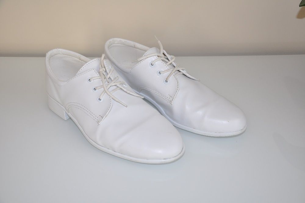 Buty chłopięce komunijne, białe, rozmiar 35, 2 pary