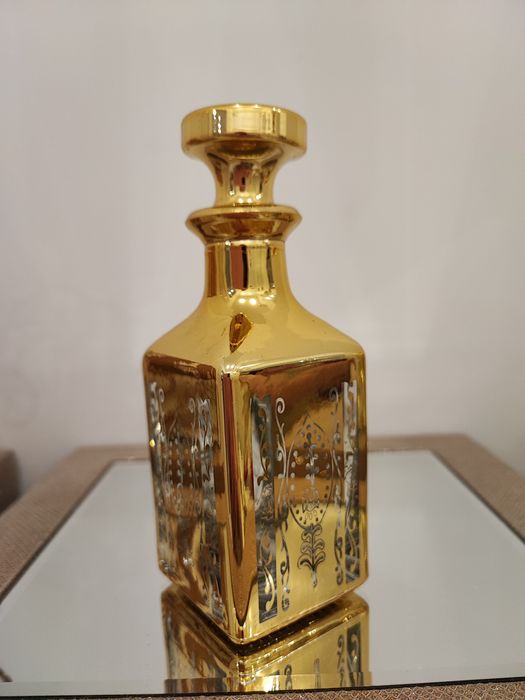 Zloty szklany flakon na perfumy