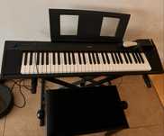 Piano Yamaha + banco + pedal + suporte