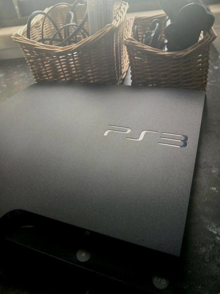PS3 semi nova com comandos e jogos