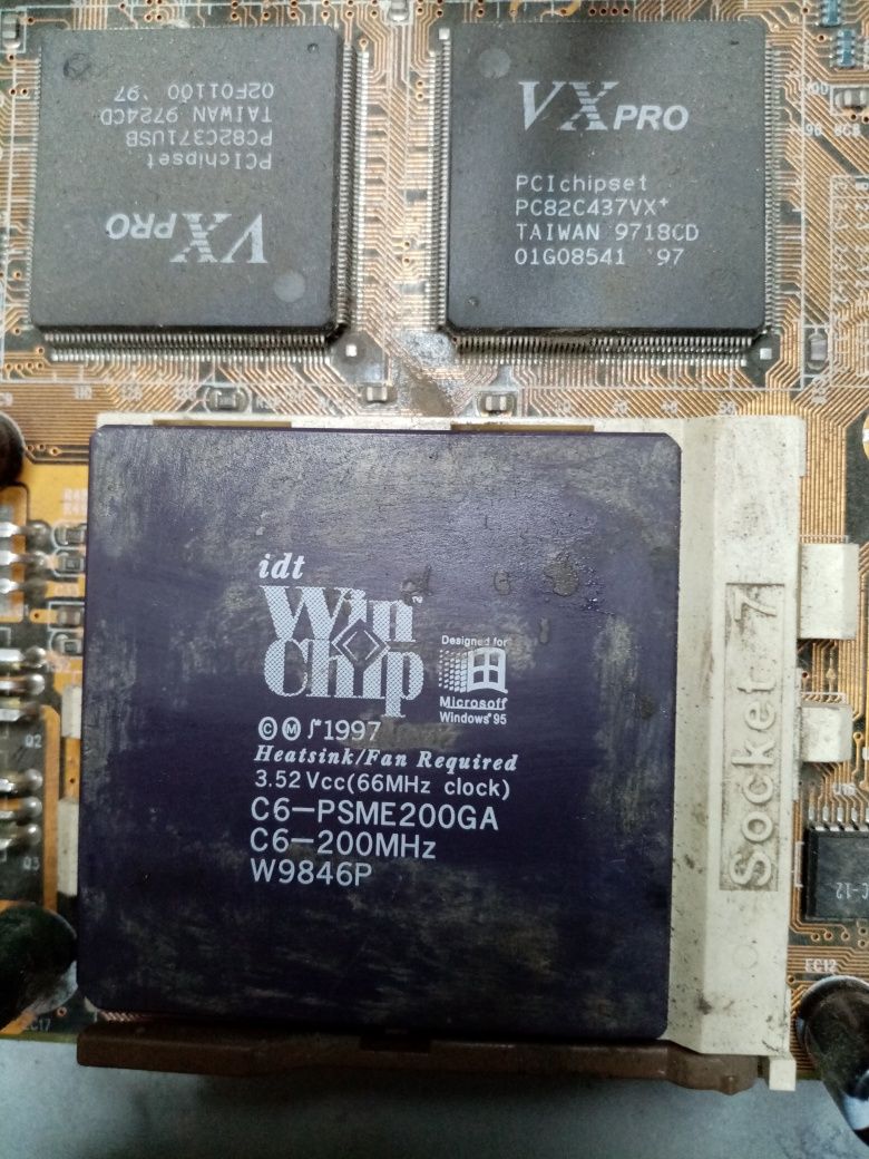 Komputer z 1997 roku.