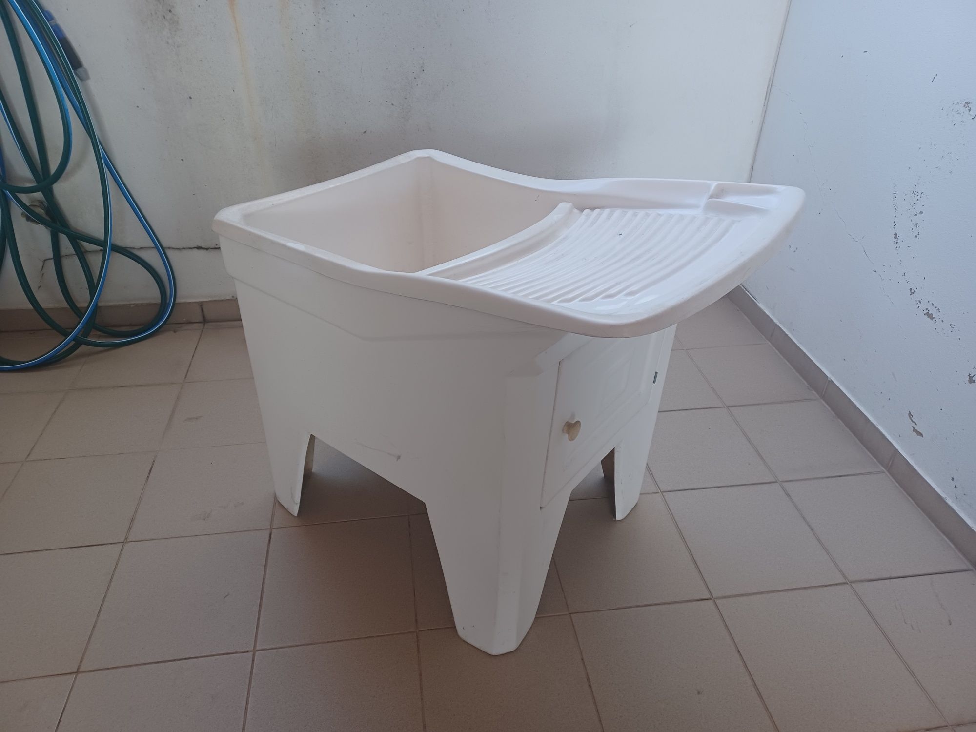 Tanque de lavar roupa em plástico