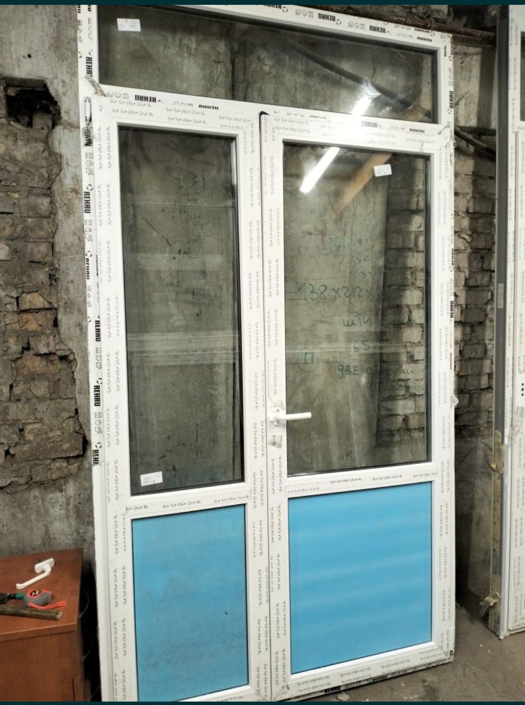 Дверь штульповая REHAU. Две створки открываются.  137*238см.