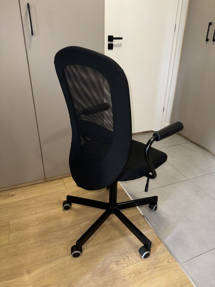 czarne krzesło biurowe ikea FLINTAN