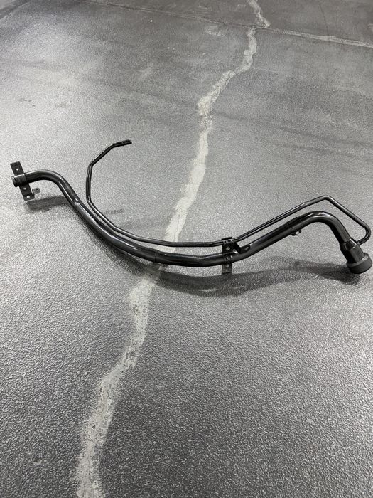 горловина заливна паливного баку на Рав4