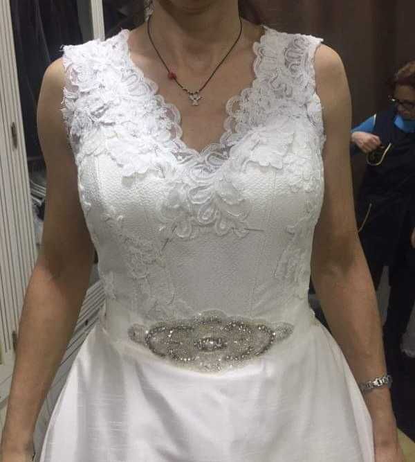 Vestido de noiva estilo princesa e véu