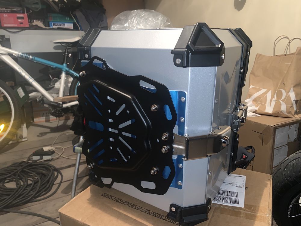 Kufer 45l aluminiowy, nowy.